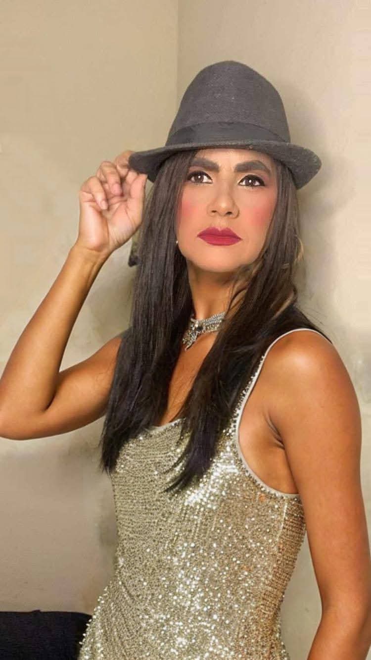 Lúcia de Lucas cantando ao vivo em Ilhéus, Bahia
